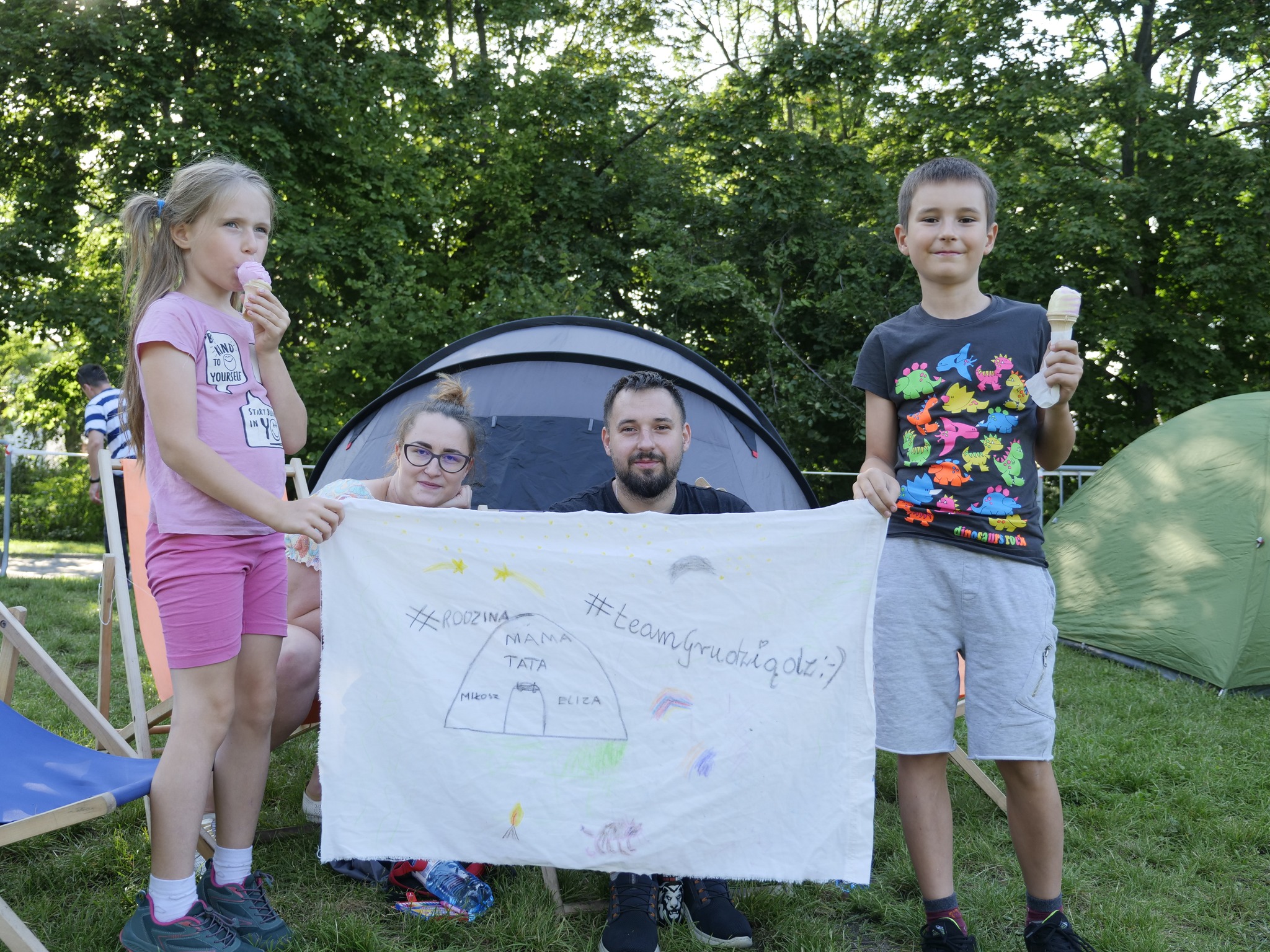 Rodzina z Grudziądza, która wzięła udział w miejskim campingu, fot. MDK Rumia