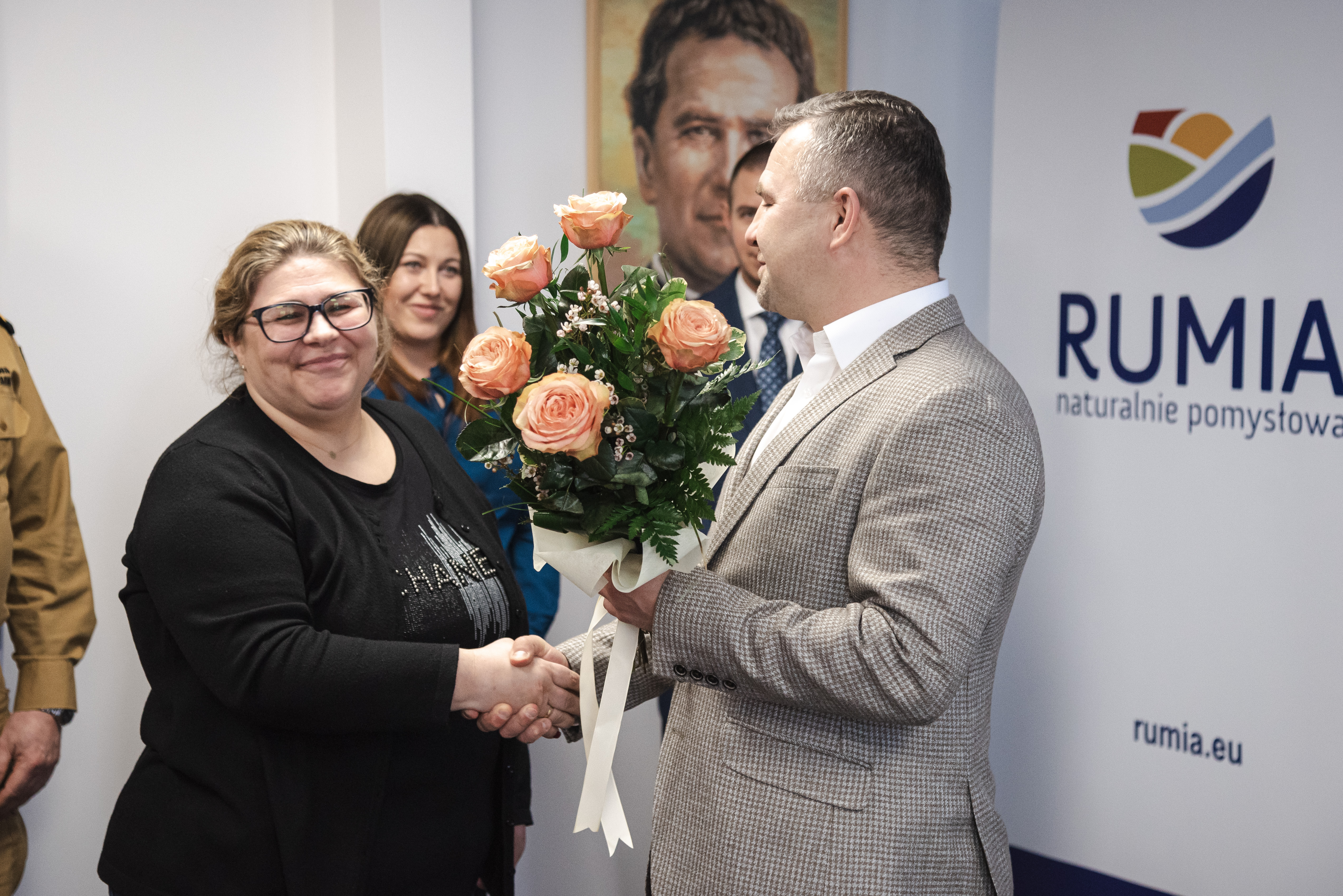 Burmistrz Michał Pasieczny (z prawej) wręcza kwiaty Anicie Sierockiej, która była poszkodowaną w wypadku