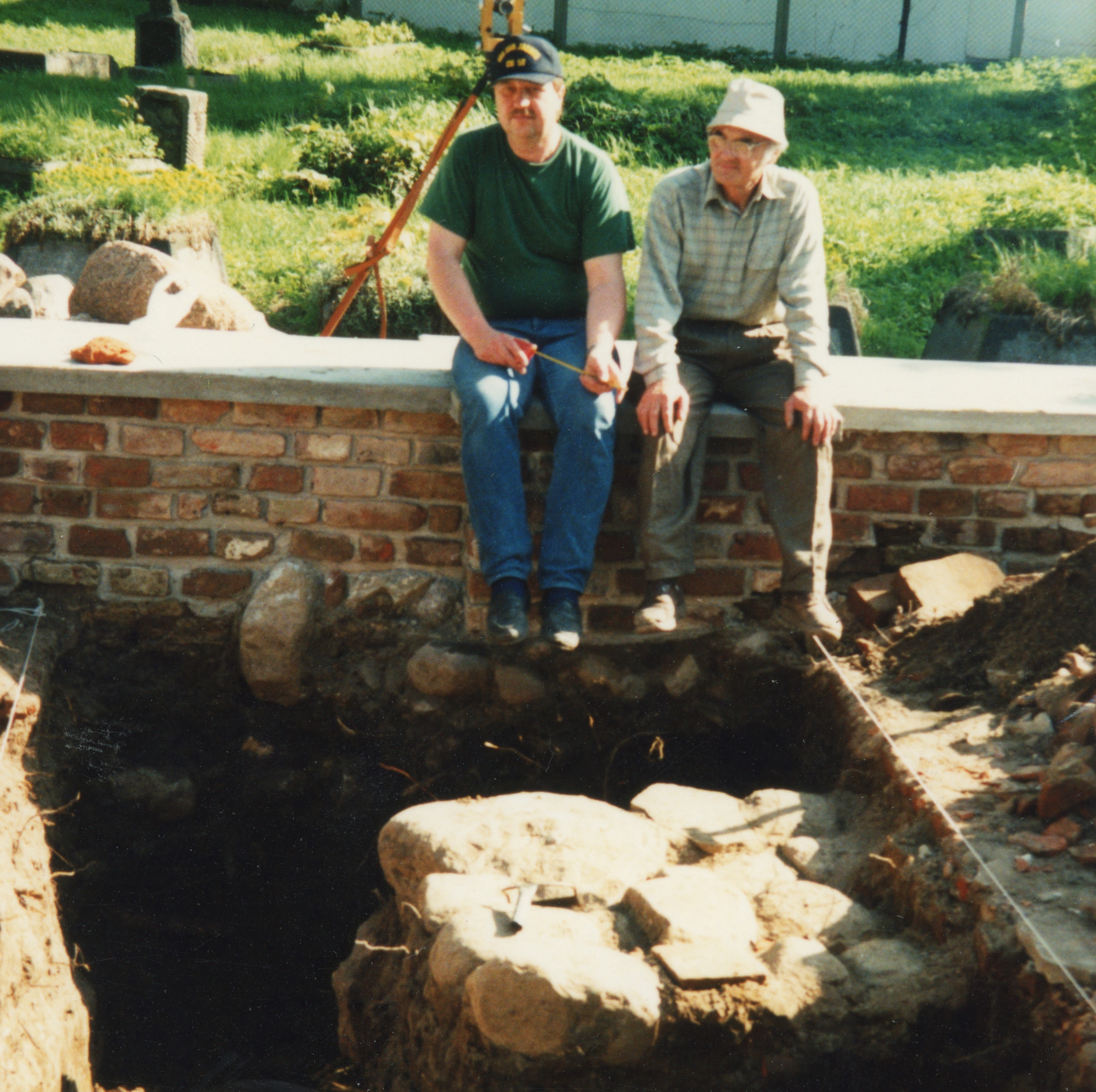 Andrzej Sadłowski (z lewej) w czasie prac archeologicznych w ruinach kościoła cysterskiego w Starej Rumi, fot. ze zbiorów Ludwika Bacha