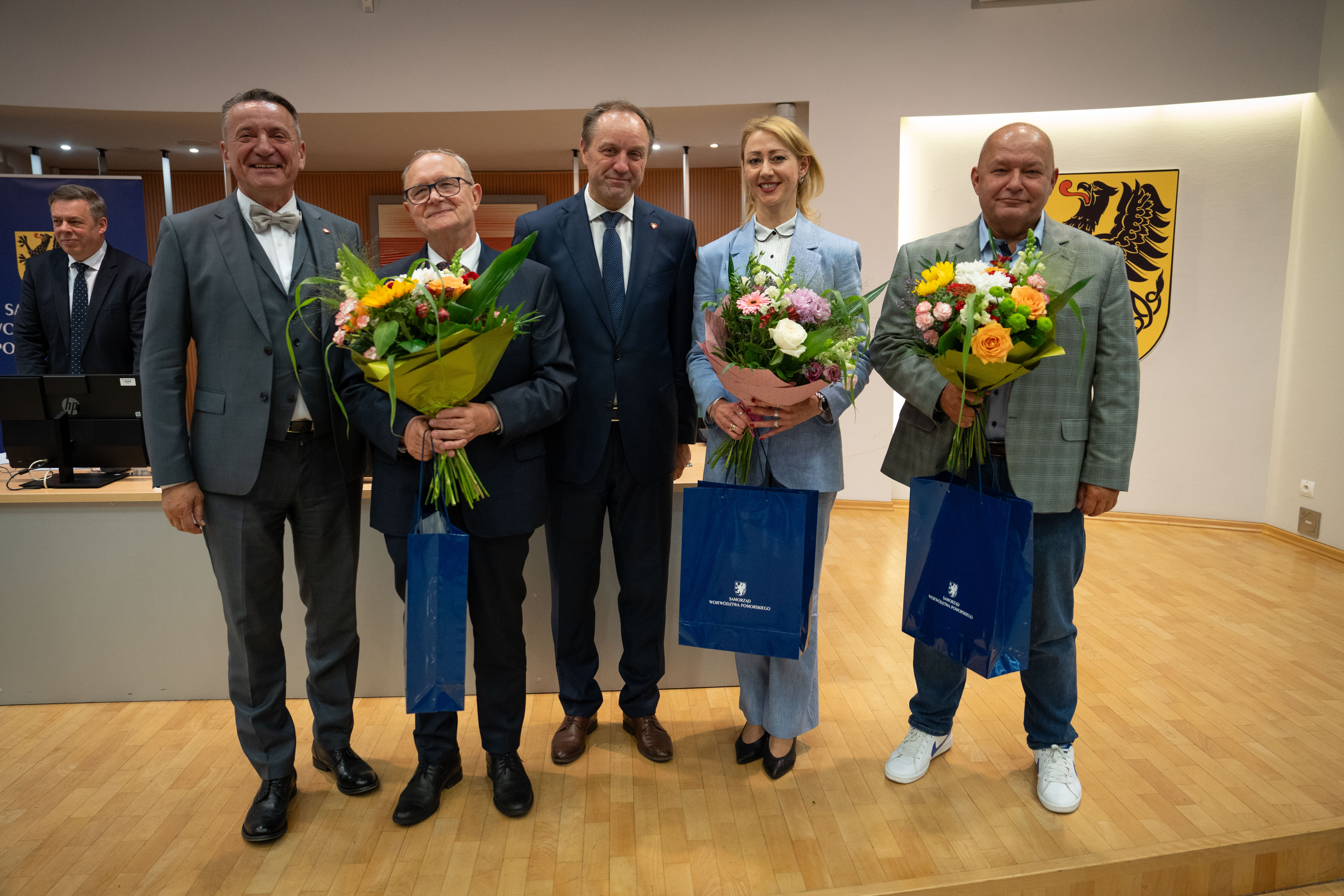 Pożegnanie zarządu minionej kadencji, od prawej: były wicemarszałek Wiesław Byczkowski, była członkini zarządu Agnieszka Kapała-Sokalska, marszałek Mieczysław Struk, były członek zarządu Józef Sarnowski i wicemarszałek Leszek Bonna, fot. Urząd Marszałkowski Województwa Pomorskiego