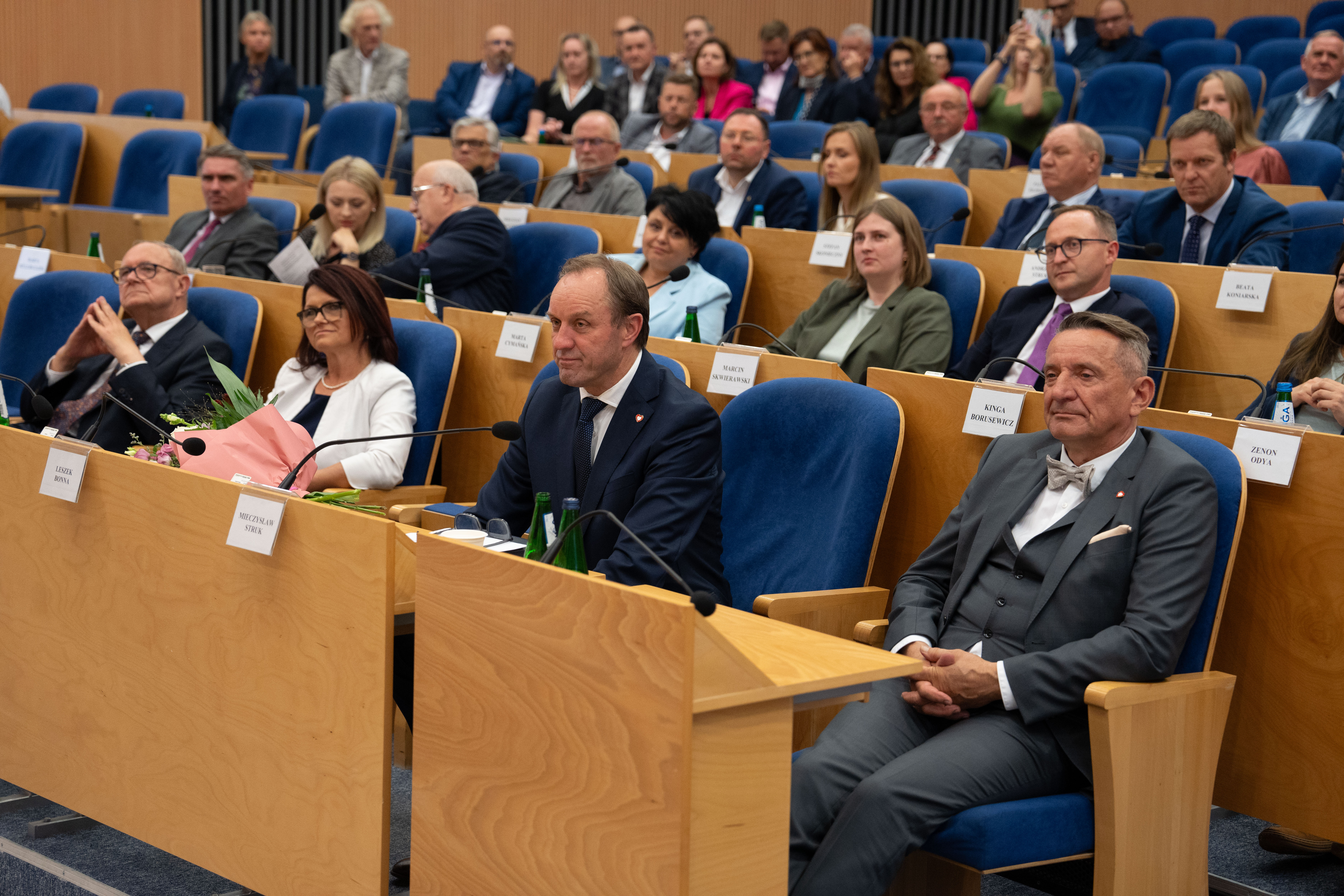 Pierwszy z prawej w dolnym rzędzie wicemarszałek Leszek Bonna, obok marszałek Mieczysław Struk, pierwszy z prawej w górnym rzędzie wicemarszałek Marcin Skwierawski, fot. Urząd Marszałkowski Województwa Pomorskiego