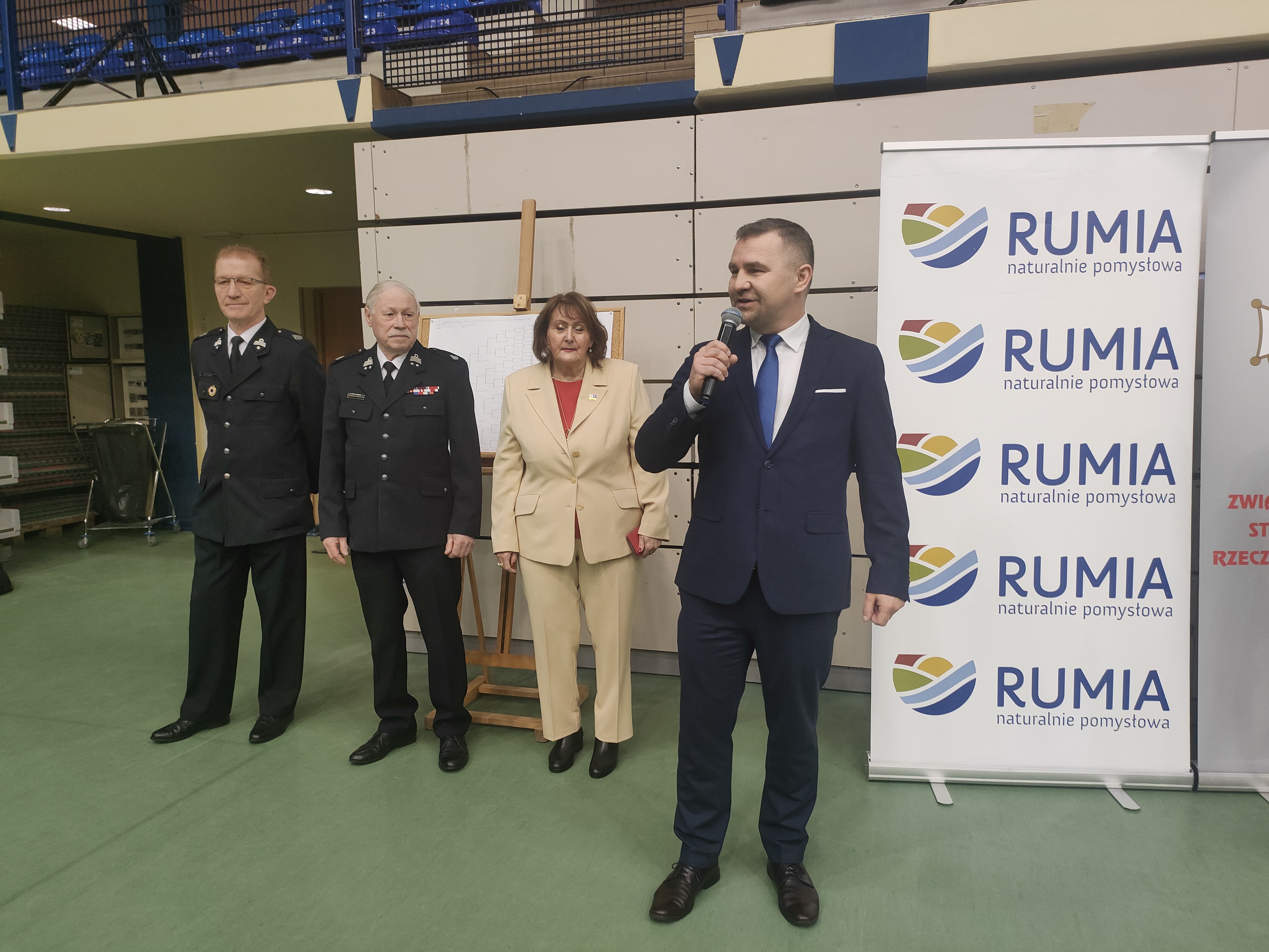 Burmistrz Michał Pasieczny wystąpił razem ze strażakami rumskiej OSP oraz uczestniczył w części oficjalnej turnieju
