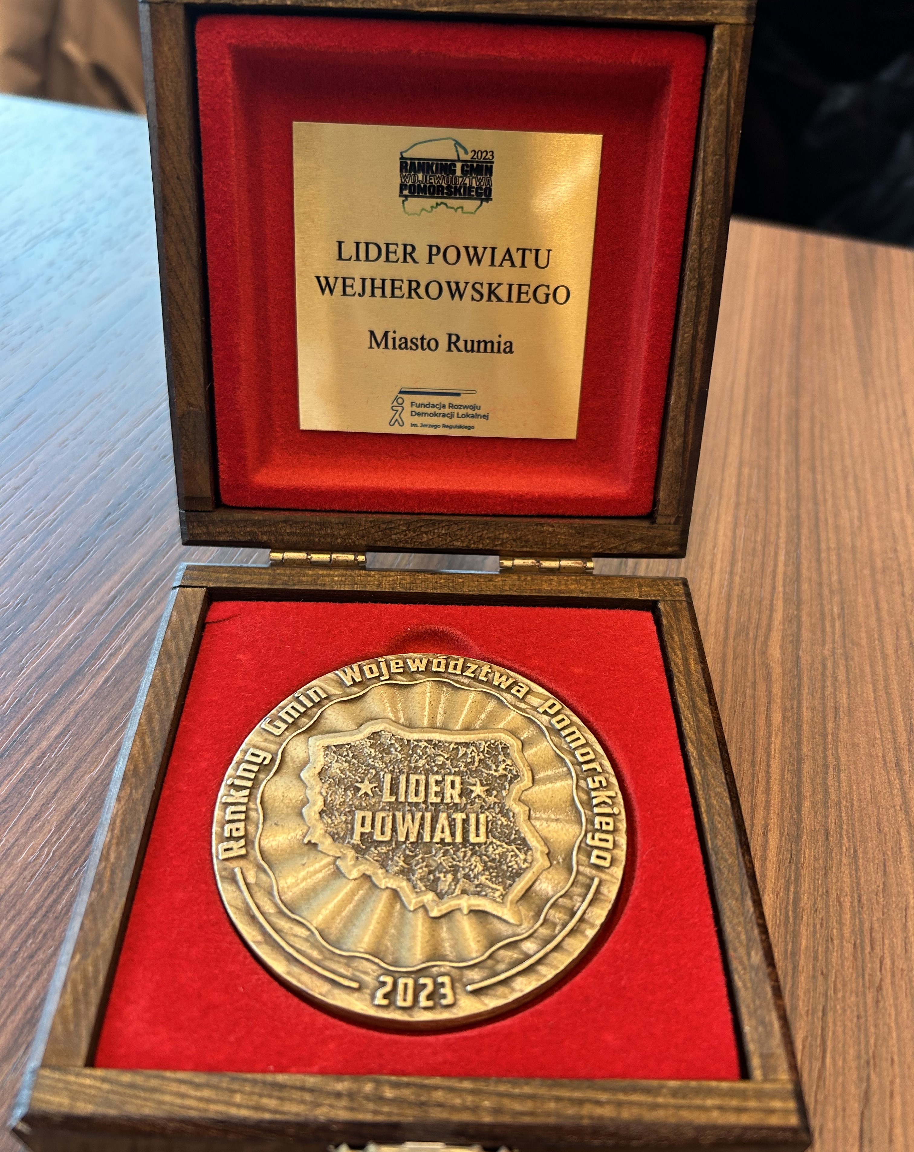 Medal dla miasta Rumia, który odebrano podczas Forum Skarbników Samorządów Województwa Pomorskiego