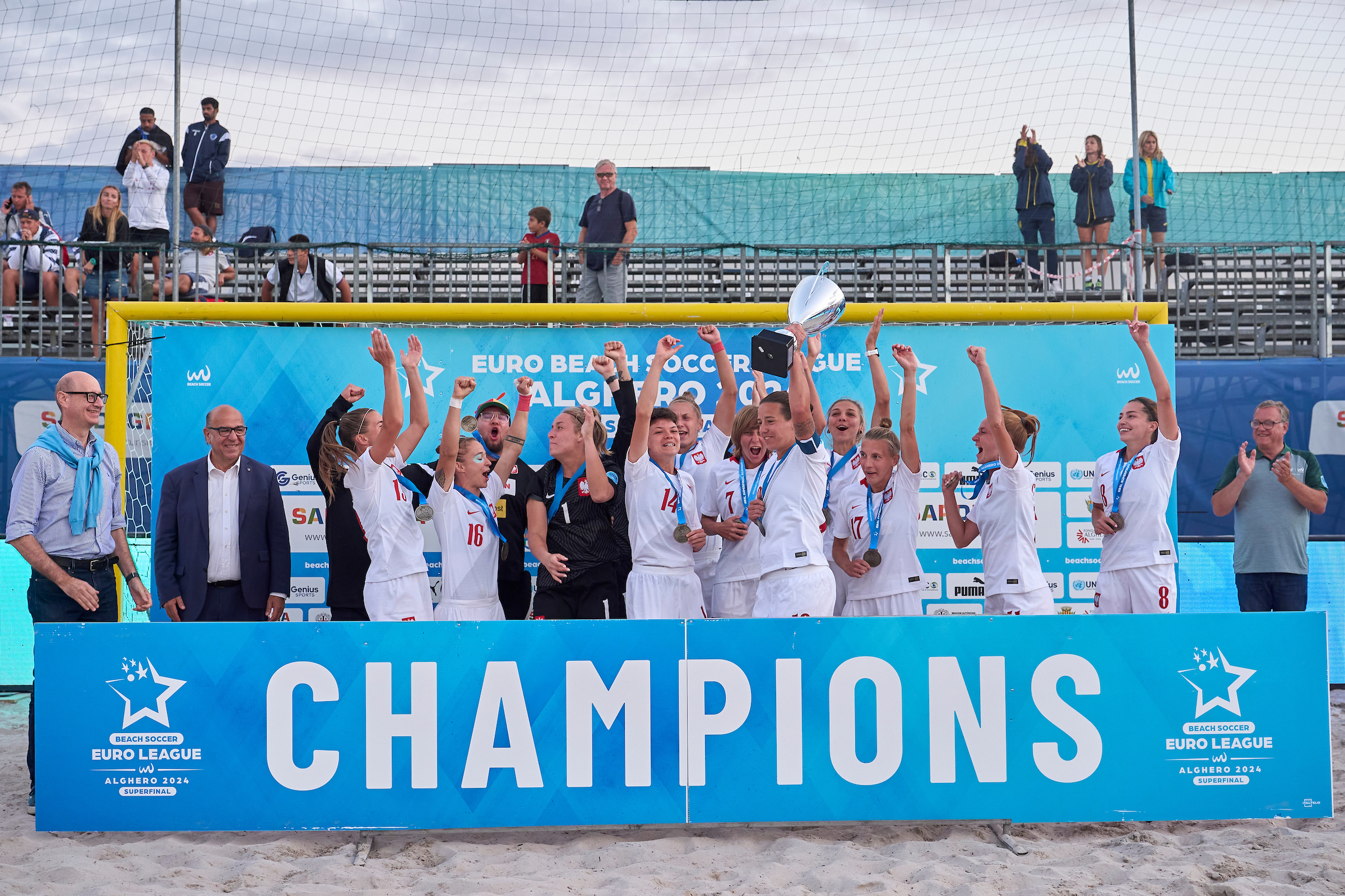 Polki świętujące zwycięstwo w turnieju w Alghero na Sardynii (trzecia z prawej Wiktoria Słowy), fot. Beach Soccer Worldwide