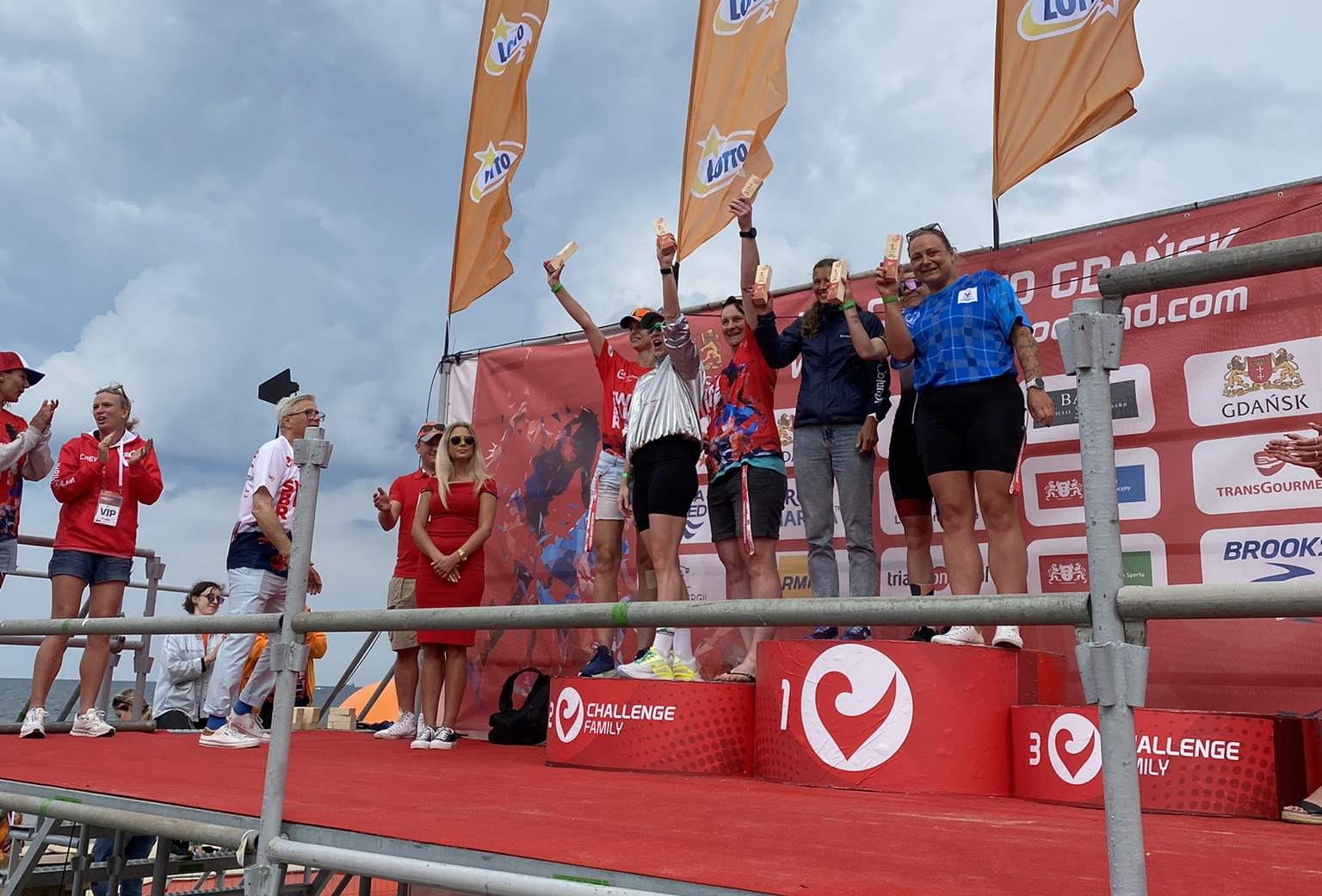 Żeńska reprezentacja na podium: Aleksandra Kabelis (pływanie), Agata Świątek (rower) oraz Jagoda Kubiak (bieg)