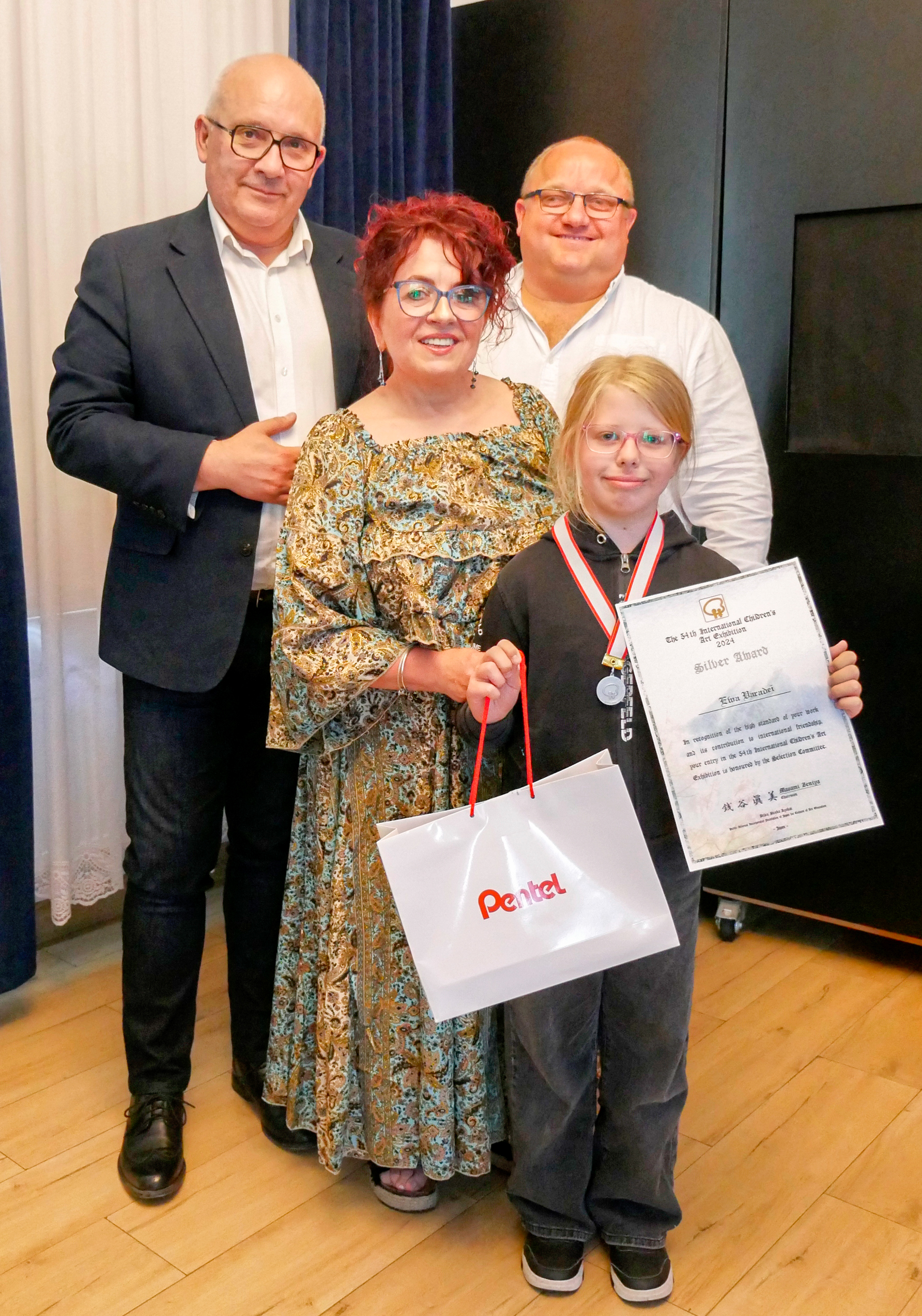 Na zdjęciu, od lewej: wiceburmistrz Rumi Piotr Wittbrodt, Beata Went z MDK Rumia, dyrektor MDK-u Michał Gaj i nagrodzona Eva Varabei