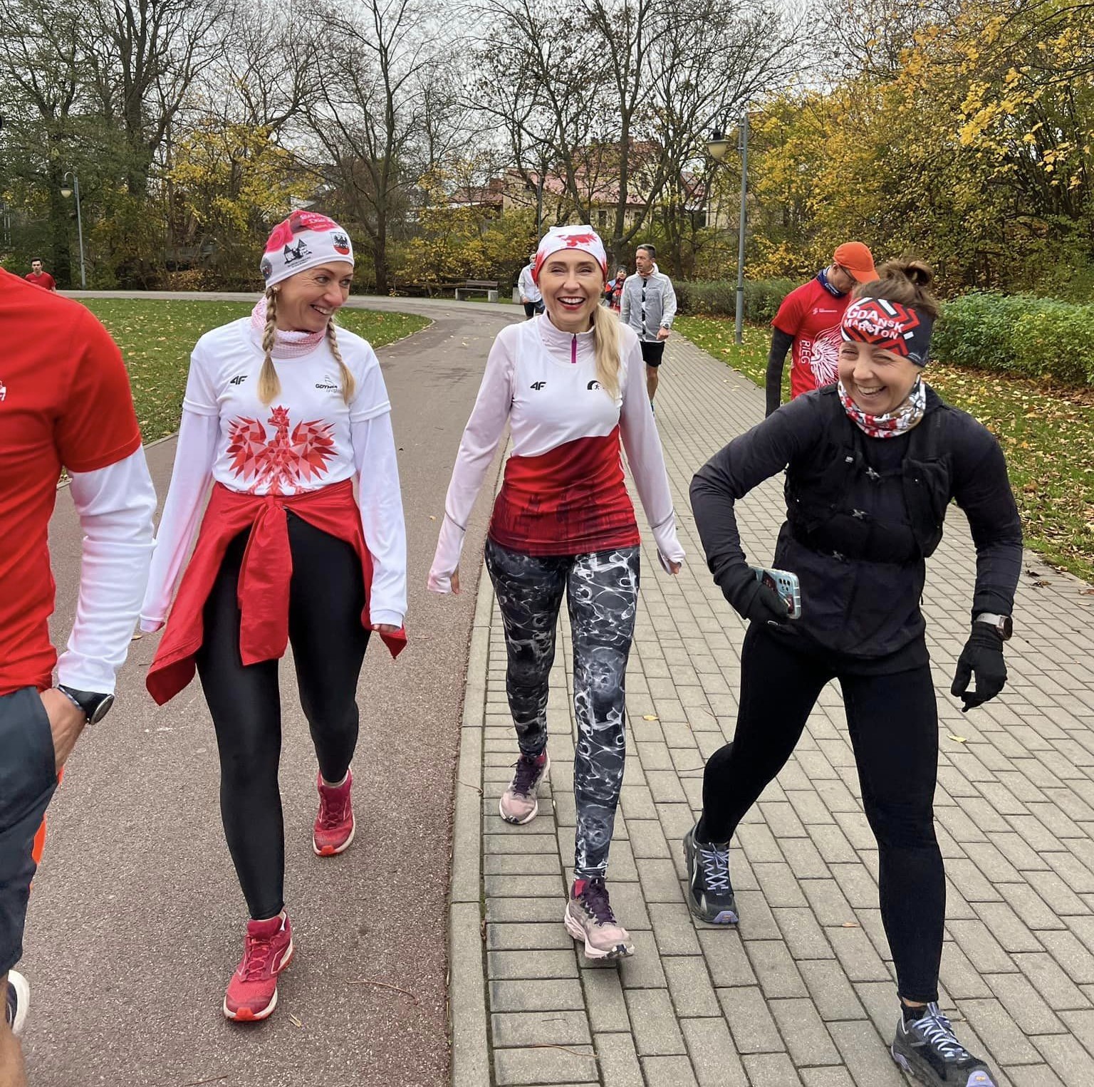 Mieszkańcy biorący udział w biało-czerwonej edycji parkrunu, fot. parkrun Rumia