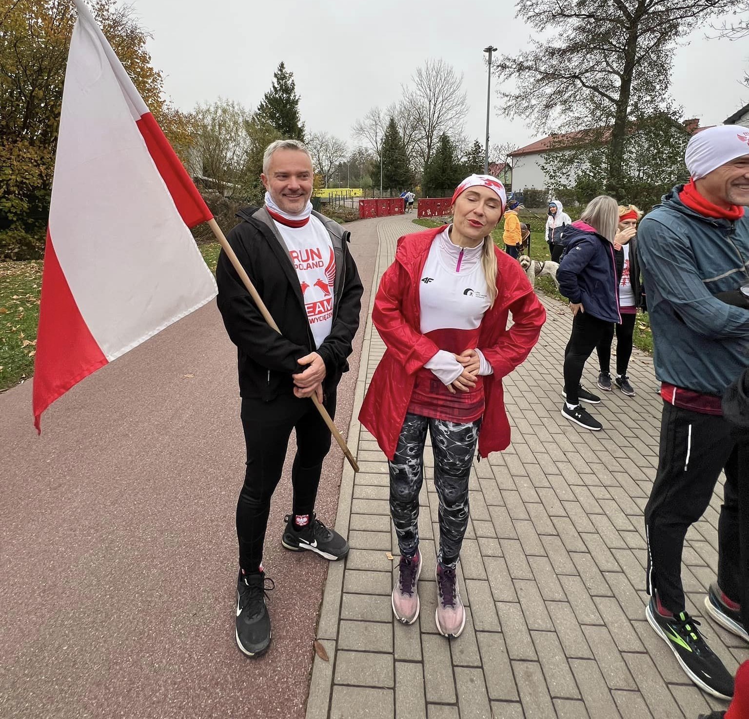 Mieszkańcy biorący udział w biało-czerwonej edycji parkrunu, fot. parkrun Rumia