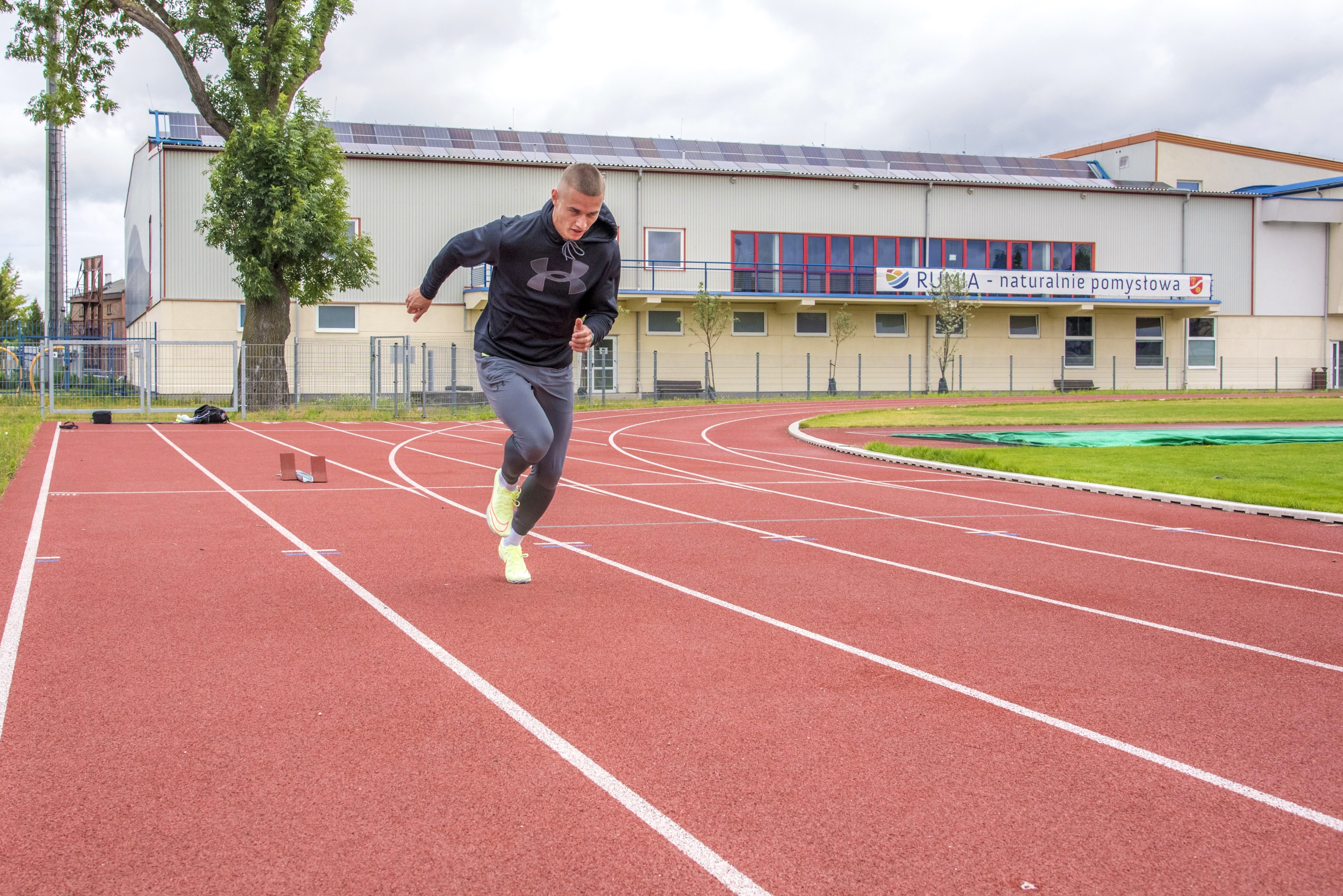 Biegacz Przemysław Słowikowski podczas treningu na rumskiej bieżni przy stadionie