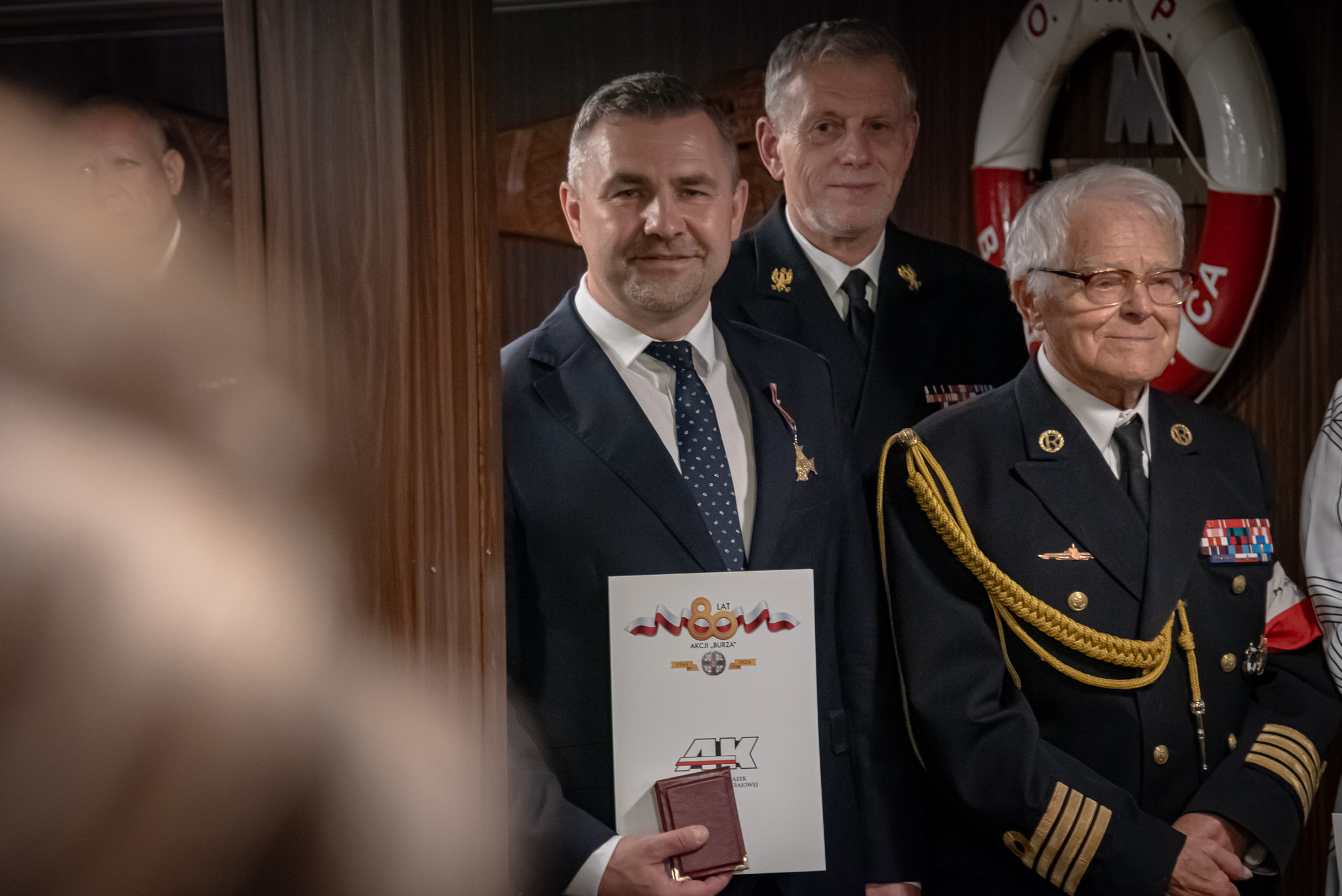 Burmistrz Michał Pasieczny z odznaczeniem nadanym przez Światowy Związek Żołnierzy AK na pokładzie ORP Błyskawica
