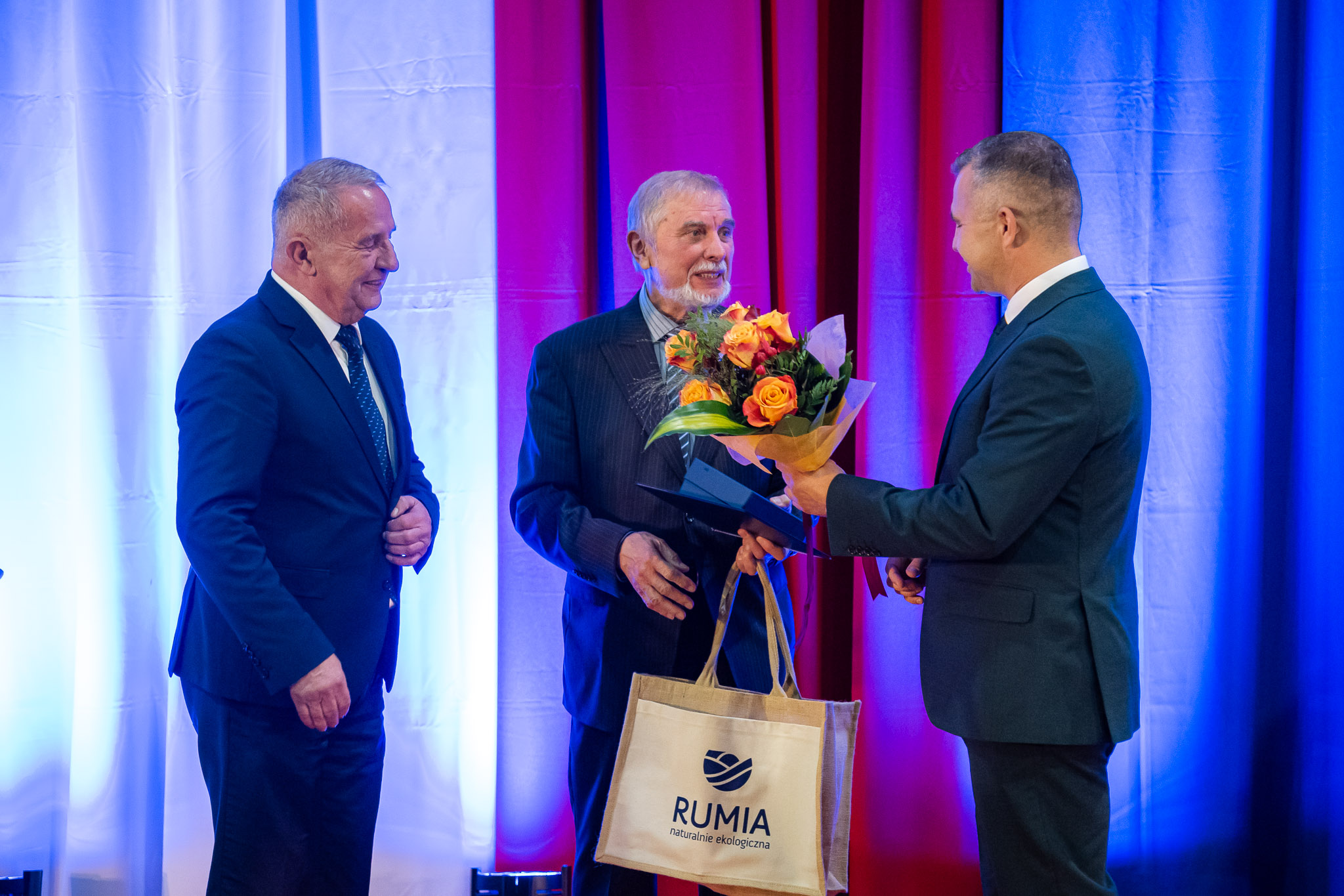 Ireneusz Leśniak (w środku) podczas odbierania medalu