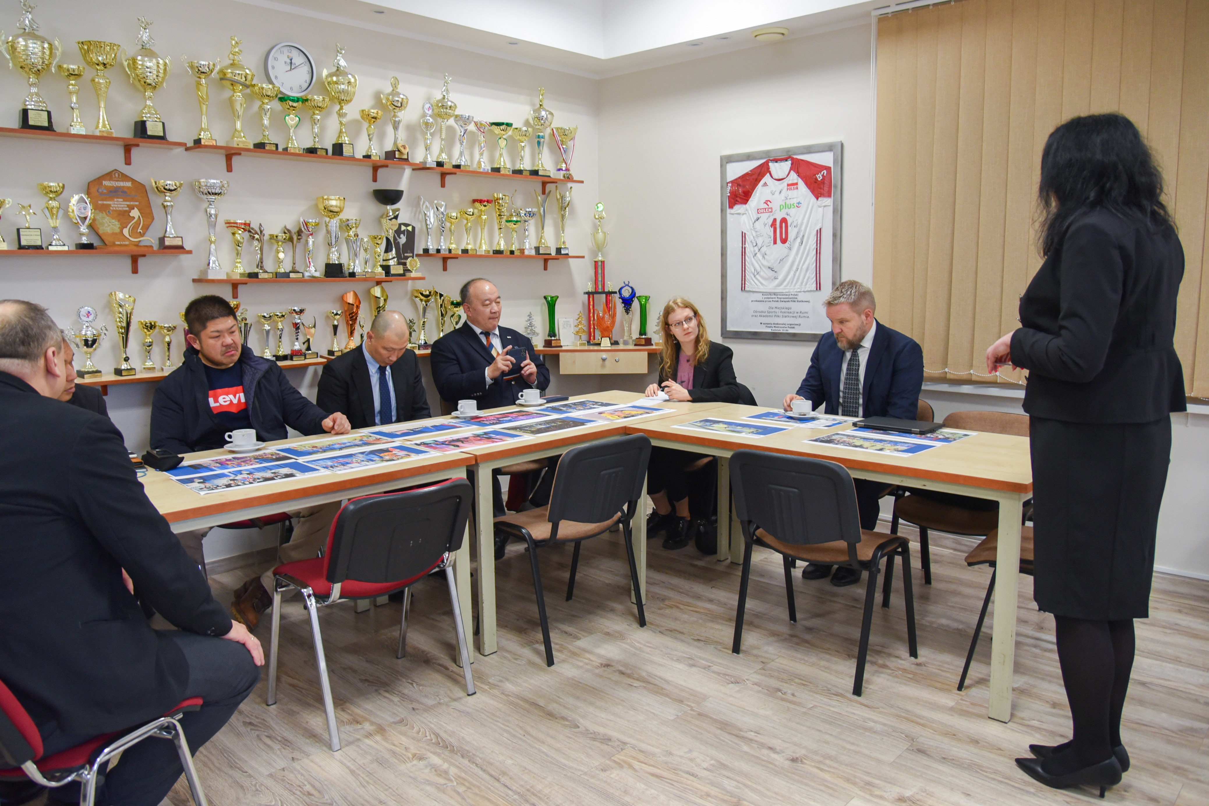 Członkowie delegacji podczas spotkania z burmistrzem Michałem Pasiecznym, dyrektor MOSiR-u Jolantą Król i przedstawicielami środowiska armwrestlingowego