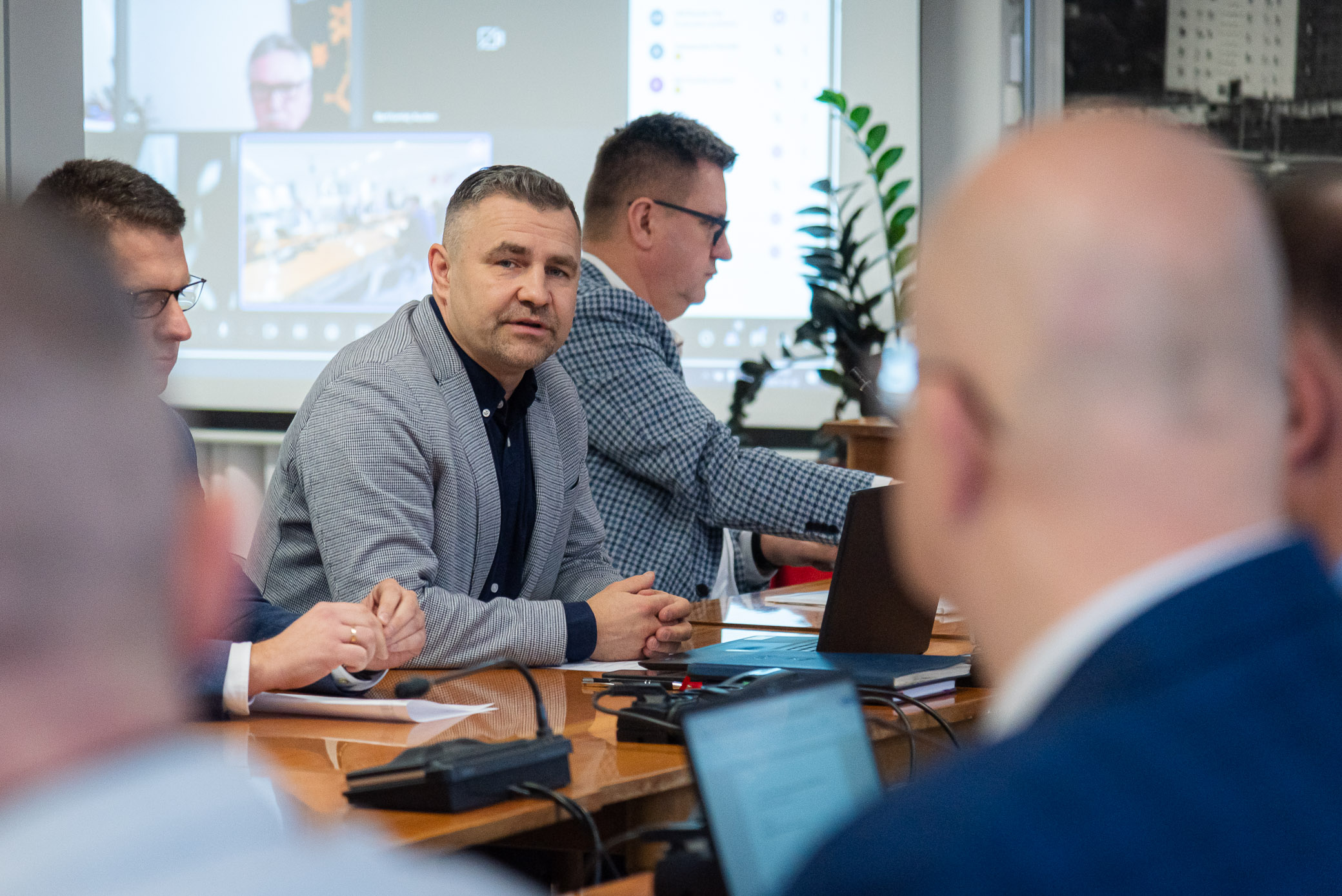 Burmistrz Michał Pasieczny (w środku) podczas spotkania w Rumi