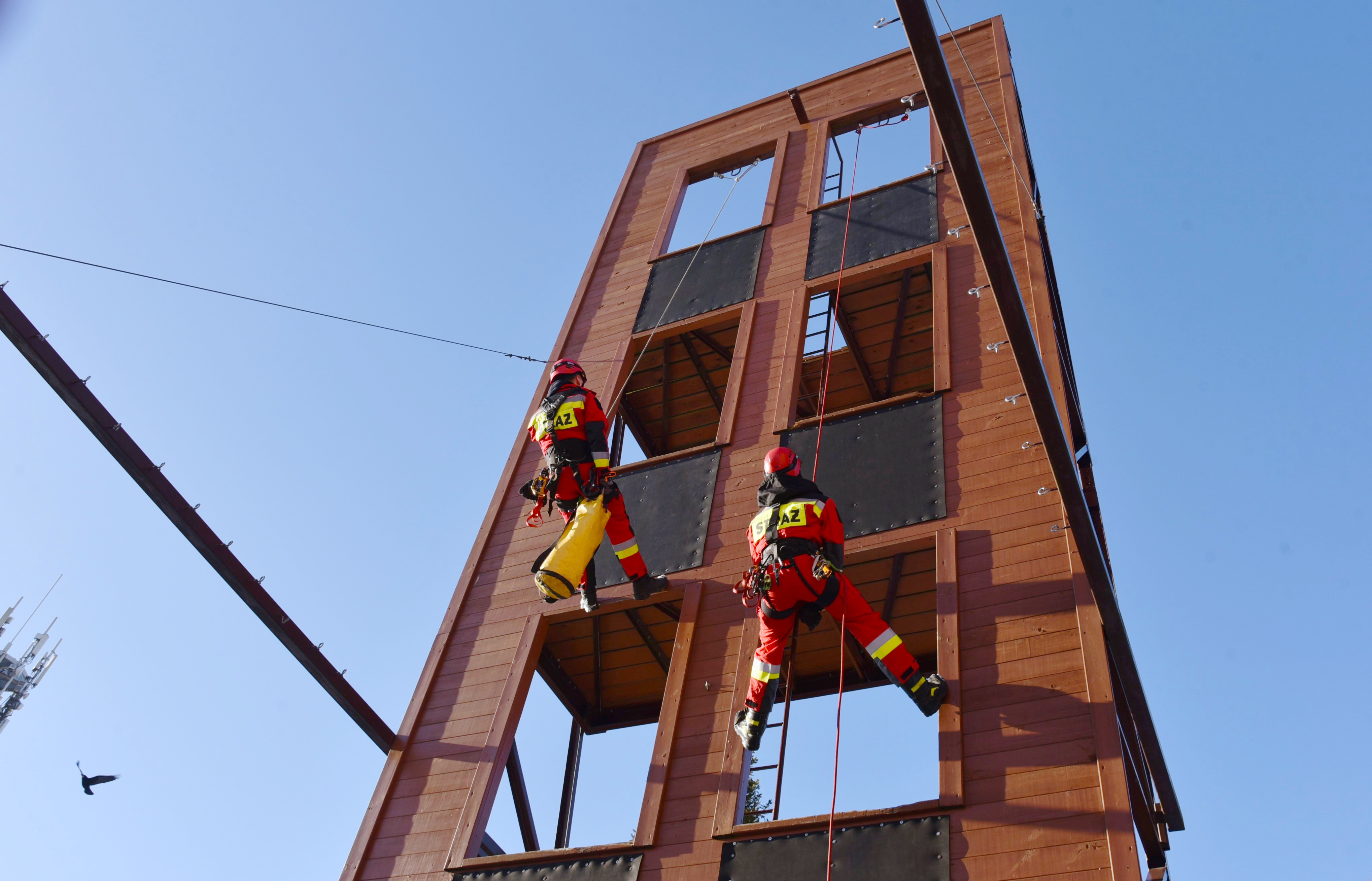Ratownicy wysokościowi ćwiczący na ścianie przy rumskiej JRG nr 2