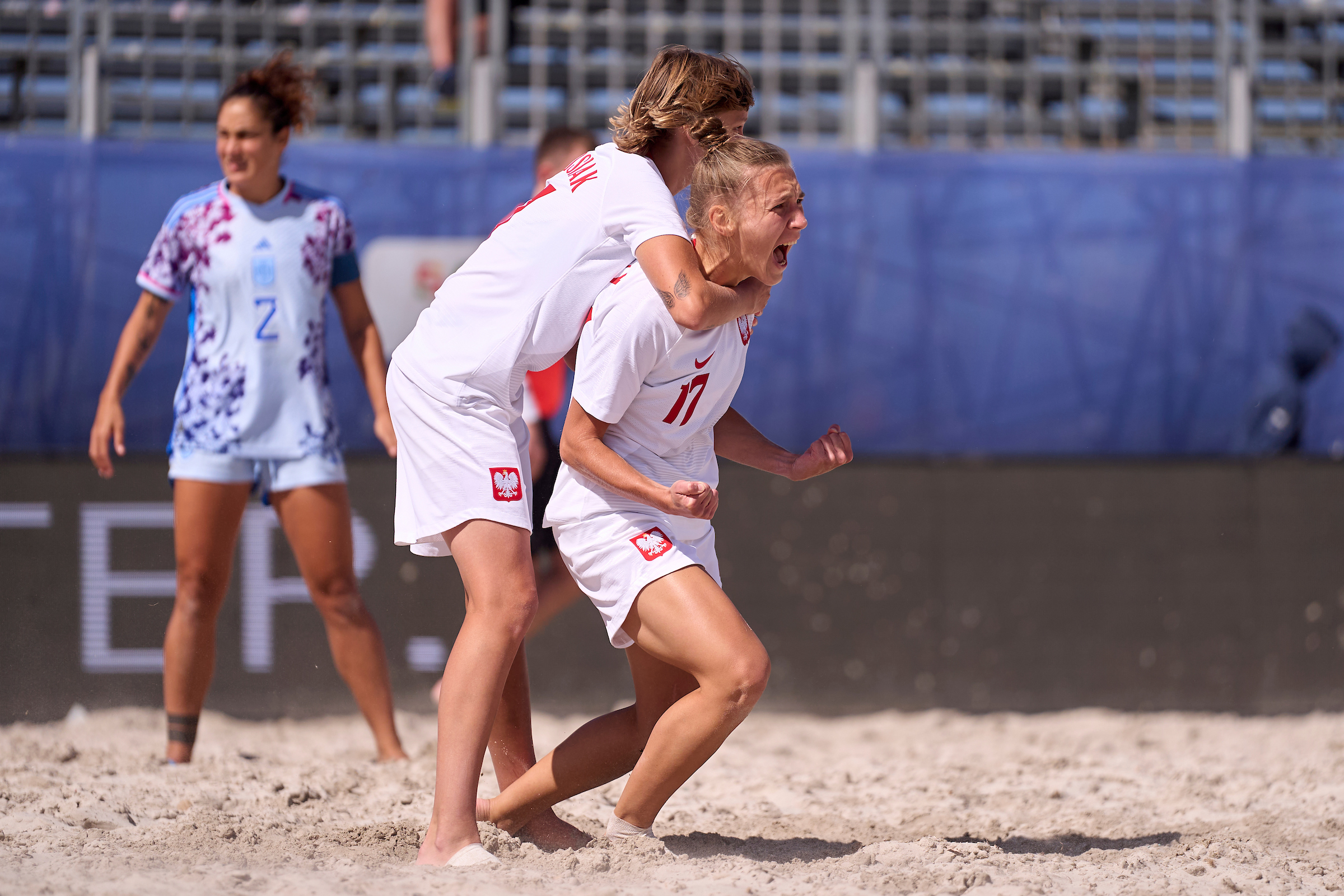 Wiktoria Słowy (z prawej, z nr 17) po zdobyciu bramki w finale przeciwko Portugalii, fot. Beach Soccer Worldwide