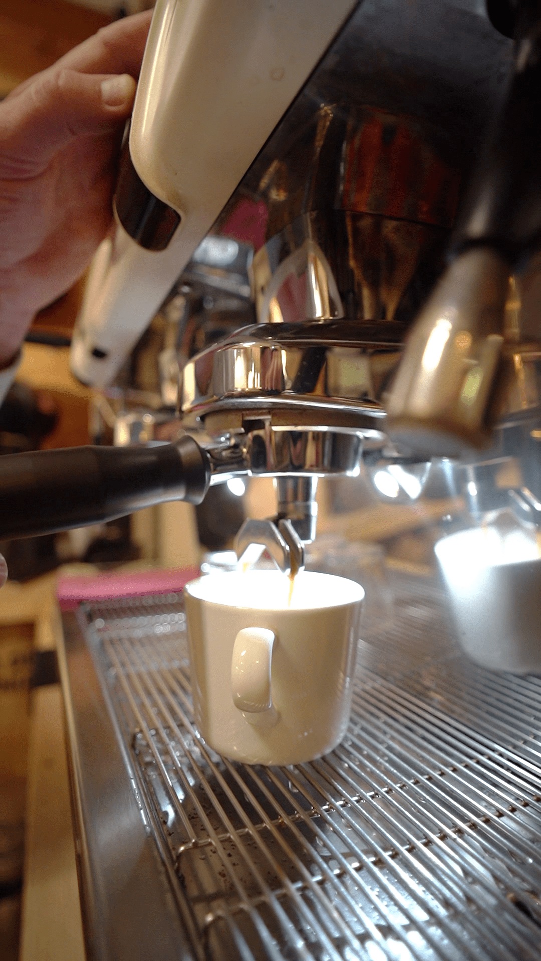 Ekspres do kawy znajdujący się w Olle Cafe 