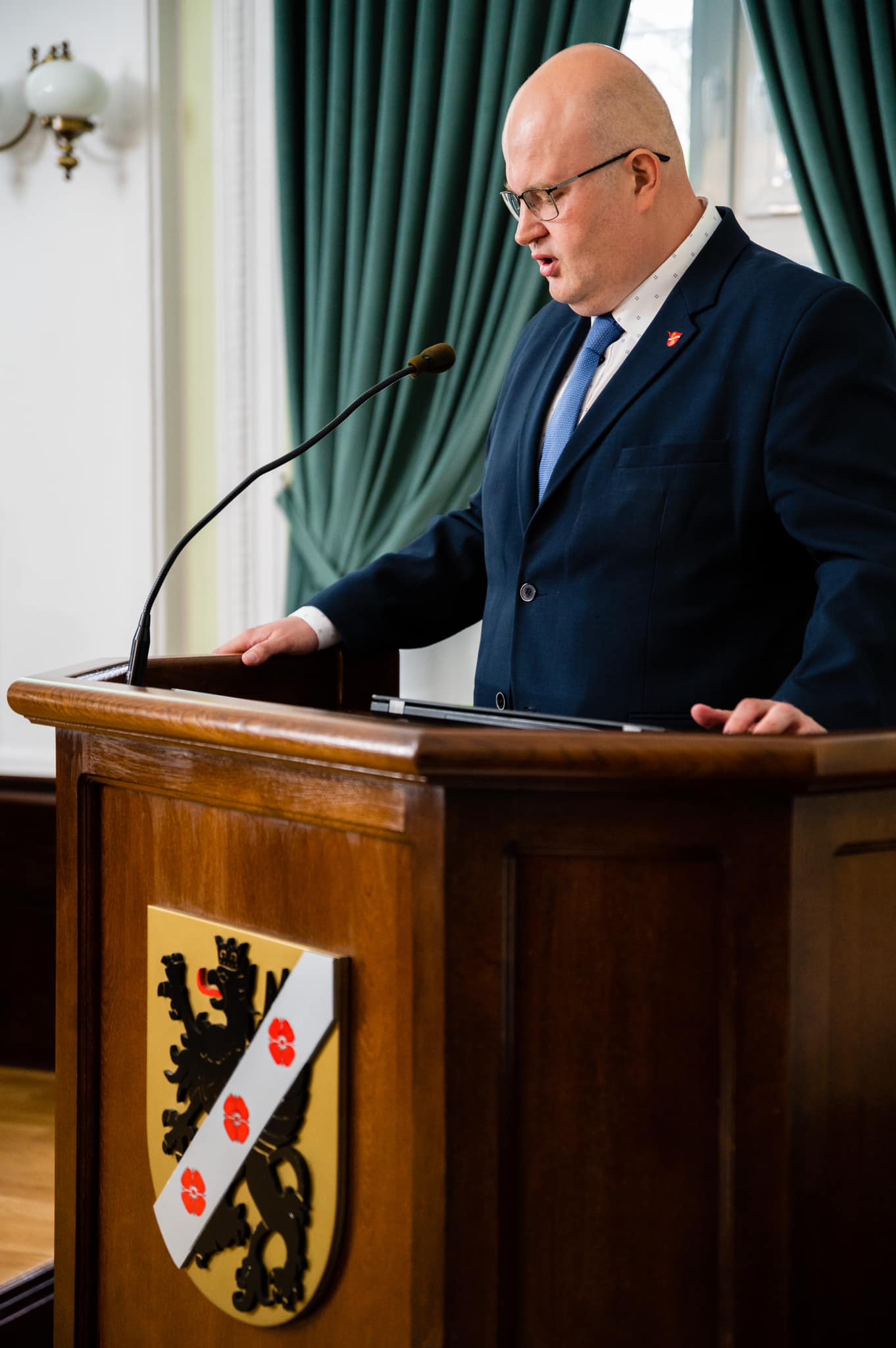 Pierwsze przemówienie nowego starosty podczas sesji Rady Powiatu Wejherowskiego, fot. Powiat Wejherowski