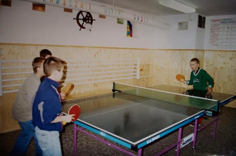 Podopieczni klubu od początku grają m.in. w pingponga, fot. z archiwów Zagórzaka
