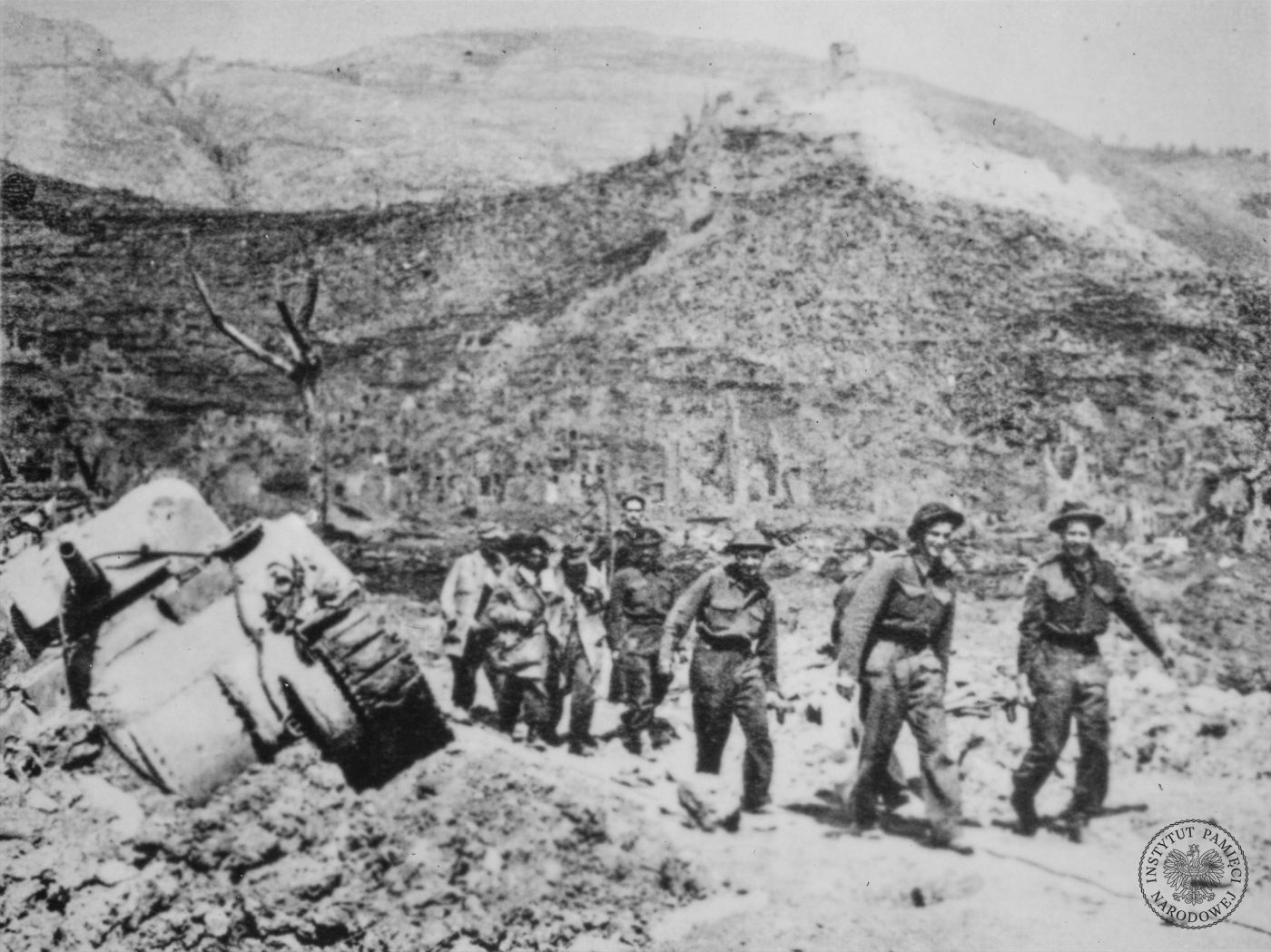 Polscy żołnierze pod Monte Cassino niosący i prowadzący rannych, źródło: IPN