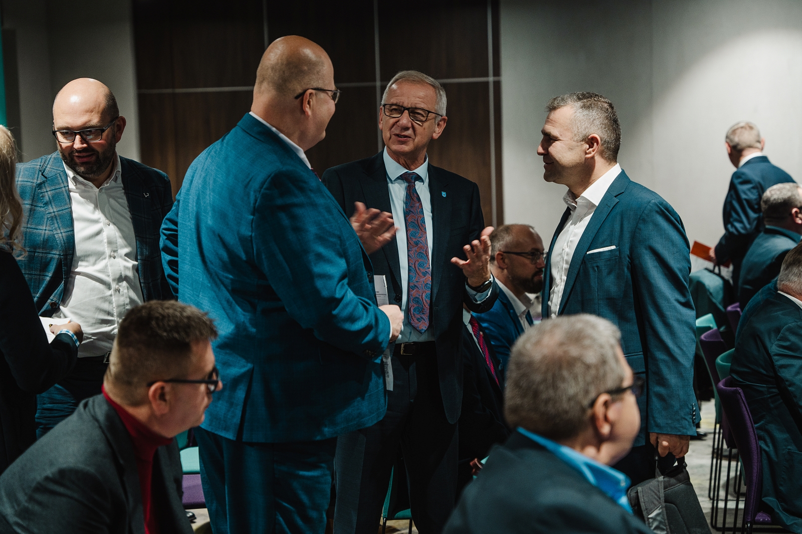 Burmistrz Michał Pasieczny (z prawej) podczas zebrania członków stowarzyszenia we Władysławowie, fot. Konrad Kędzior / OMGGS