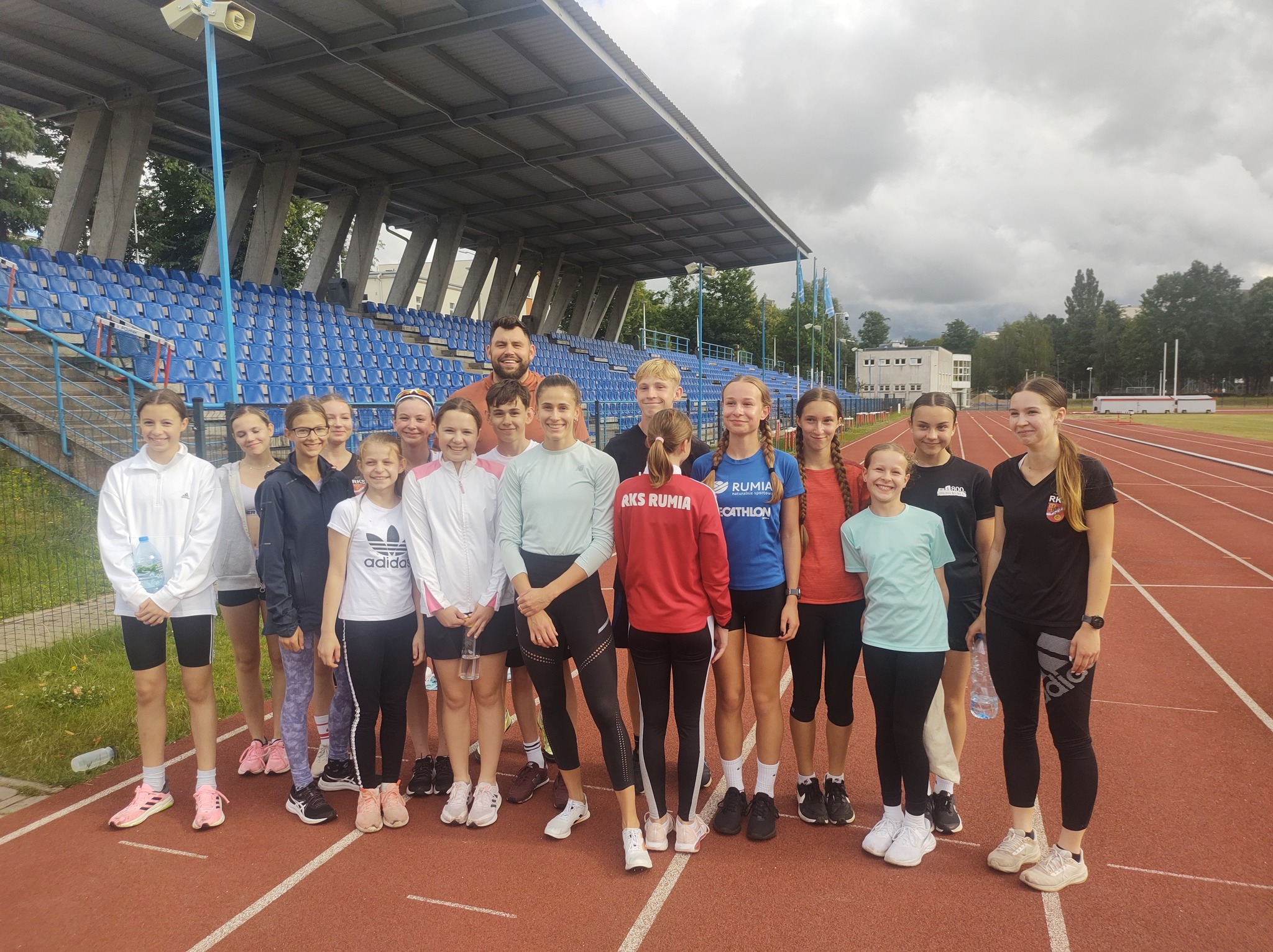 Młodzi sportowcy z RKS-u z Natalią Kaczmarek (w środku, w jasnozielonej bluzie) oraz Konradem Bukowieckim (z tyłu), fot. RKS Rumia