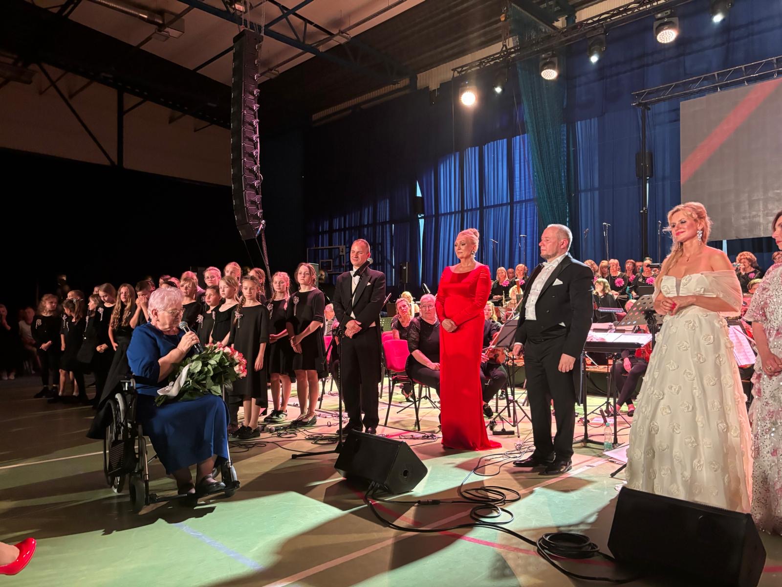 Teresa Kaleta (pierwsza z lewej) odbierająca medal na scenie