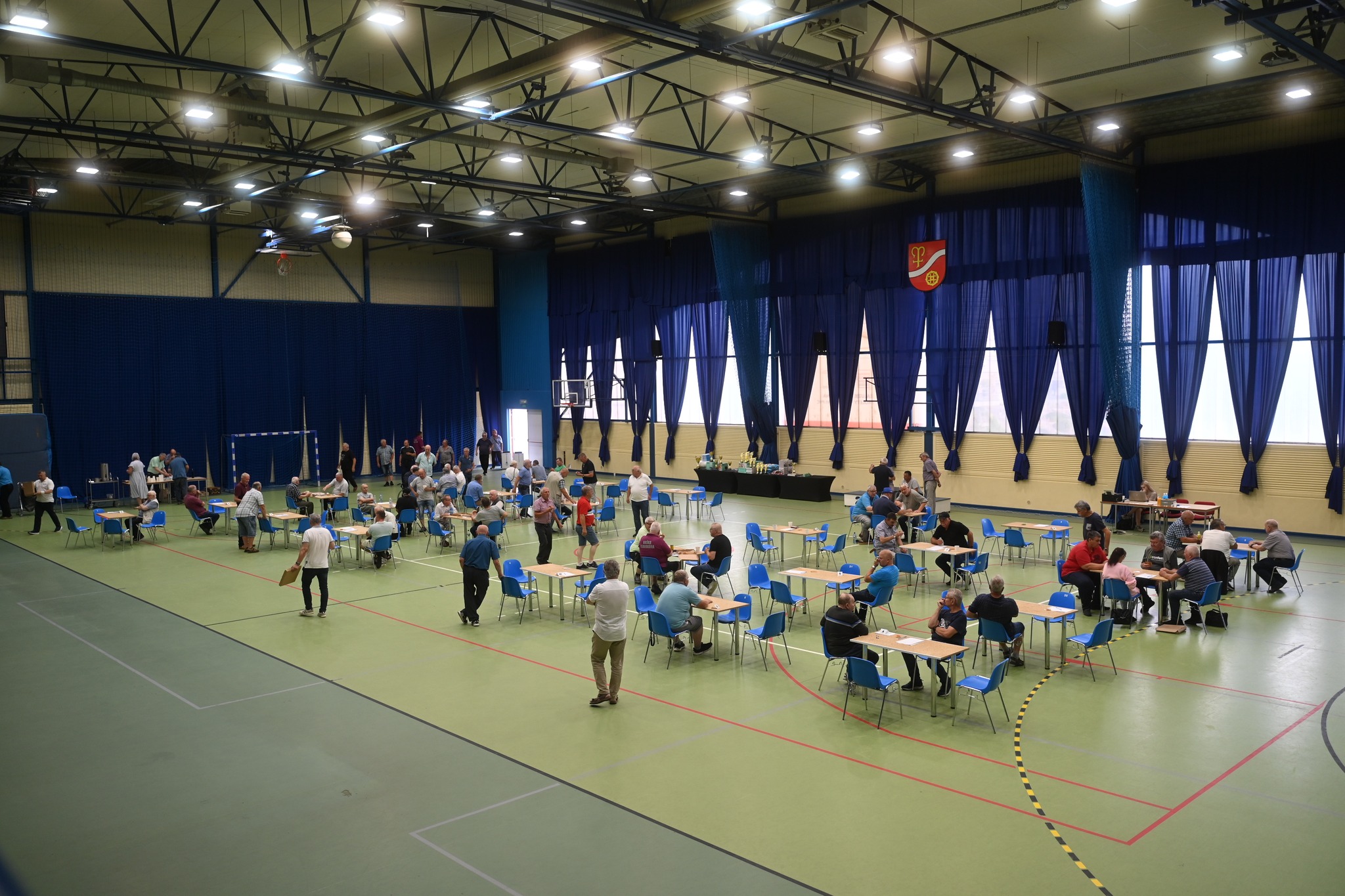 Zawodnicy grali przy stolikach ustawionych na hali MOSiR-u, fot. MOSiR Rumia