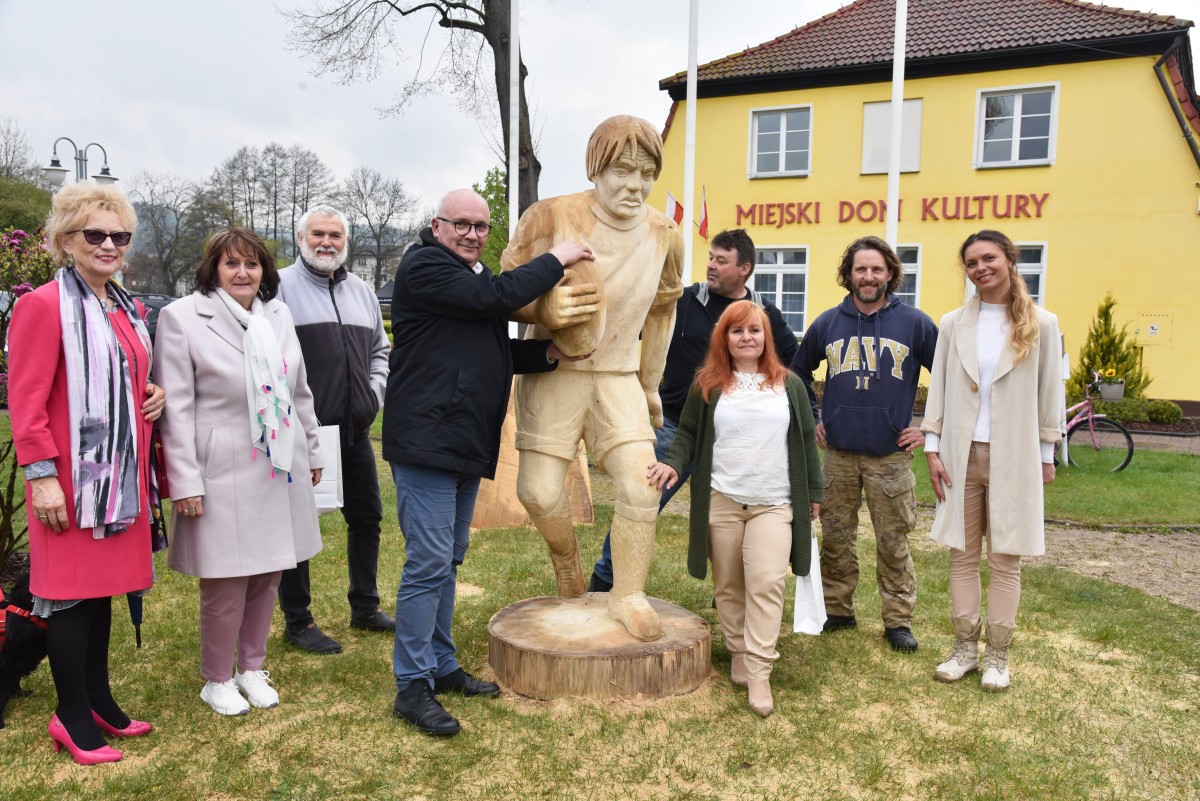 Piotr Wittbrodt (w środku) z przedstawicielami lokalnego środowiska sportu i kultury w parku Starowiejskim w Rumi