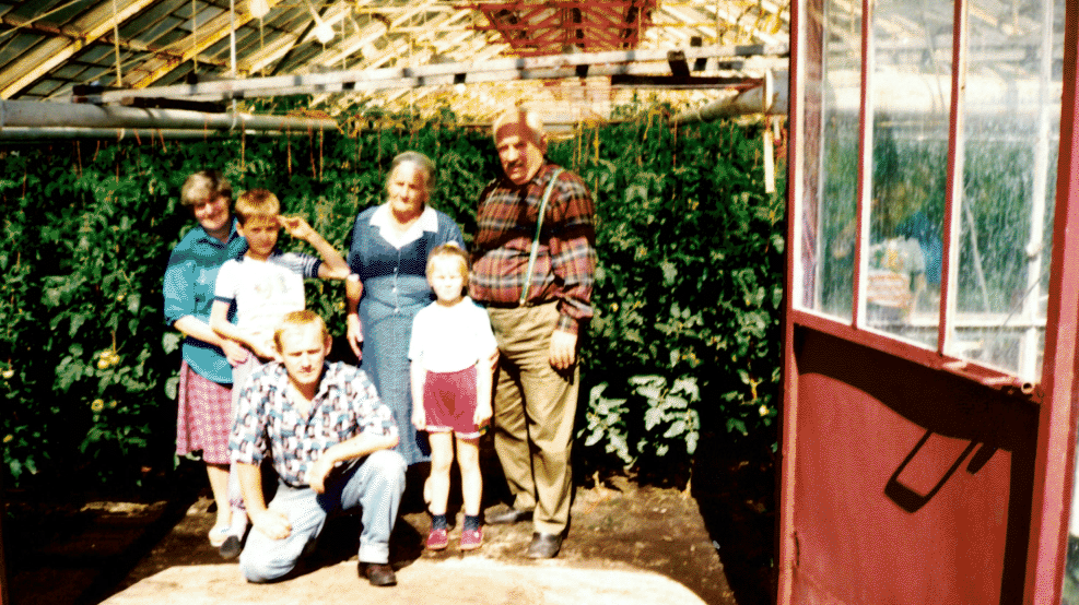 Kilka pokoleń ogrodniczej rodziny Kawałko w szklarni, zdjęcie z lat dziewięćdziesiątych – źródło: archiwum rodzinne