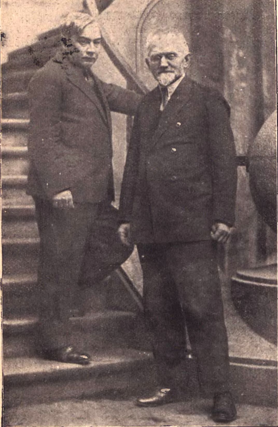 Profesorowie Wiktor Gosieniecki (na schodach) i Jan Jerzy Wroniecki