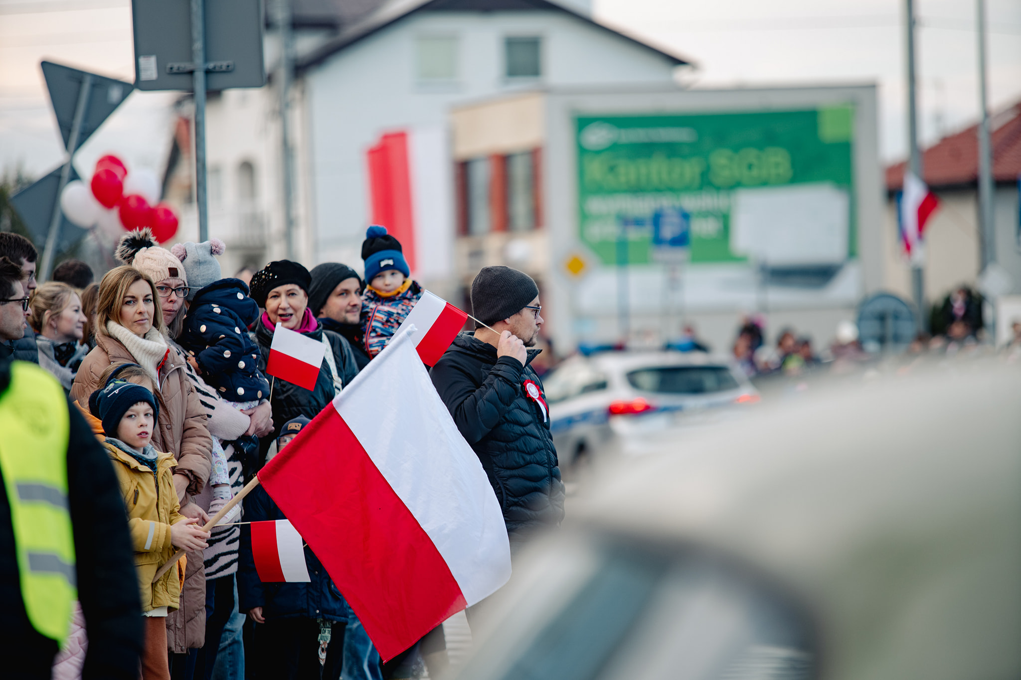 Osoby obserwujące paradę na ulicy Dąbrowskiego