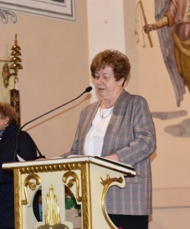 Przemawiająca Adela Szramkowska, prezes oddziału parafialnego Akcji Katolickiej