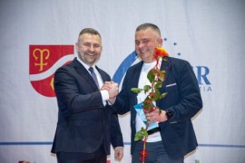 Burmistrz Michał Pasieczny gratulujący pływakowi Piotrowi Biankowskiemu