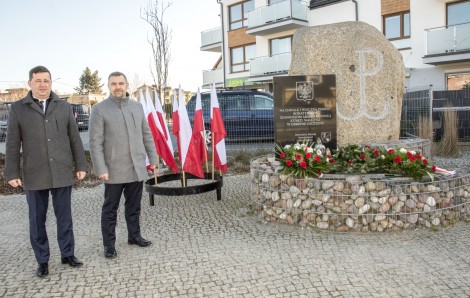 Burmistrz Michał Pasieczny i wiceburmistrz Ariel Sinicki przy pomniku Armii Krajowej w Rumi