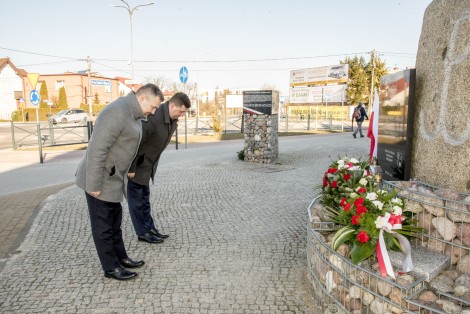 Burmistrz Michał Pasieczny i wiceburmistrz Ariel Sinicki oddający symboliczny ukłon