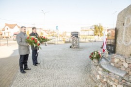 Burmistrz Michał Pasieczny i wiceburmistrz Ariel Sinicki składający kwiaty