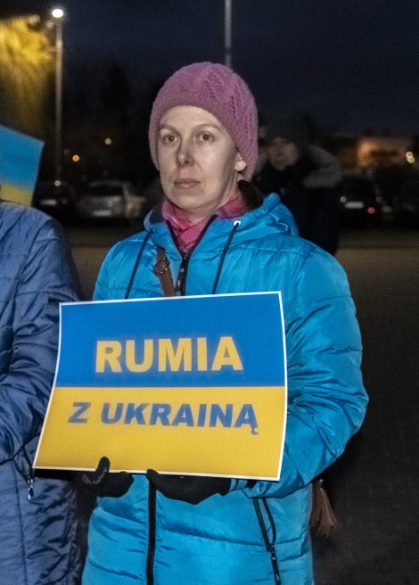 Uczestnicy wiecu solidarności z Ukrainą w Rumi