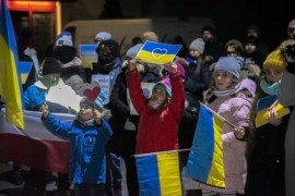 Uczestnicy wiecu solidarności z Ukrainą w Rumi