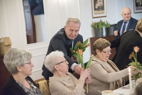 Krzysztof Woźniak, przewodniczący Rady Miejskiej Rumi, wręczający kwiaty