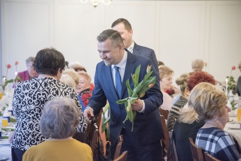Burmistrz Michał Pasieczny i wiceburmistrz Ariel Sinicki wręczający kwiaty