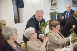 Krzysztof Woźniak, przewodniczący Rady Miejskiej Rumi, wręczający kwiaty