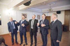 Wspólne odśpiewanie „Sto lat”, od lewej: Mieczysław Grzenia, Michał Pasieczny, Krzysztof Brzozowski, Ariel Sinicki, Krzysztof Woźniak