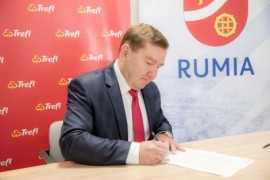Umowę podpisywał Jacek Behnke, prezes zarządu firmy Trefl S.A