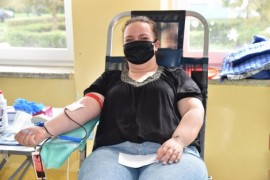 Honorowy dawca podczas poboru krwi