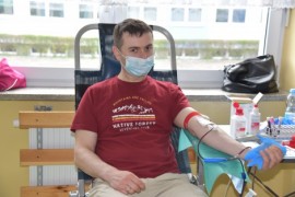 Honorowy dawca podczas poboru krwi