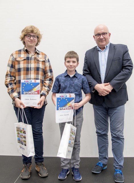 Zwycięzcy swojej kategorii wiekowej: Jan Śledz i Jan Jurczak z Podstawowej Ekologicznej Szkoły Społecznej, obok wiceburmistrz Piotr Wittbrodt