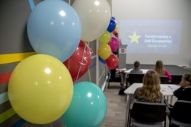 Balony dekorujące salę Klubu Integracji Społecznej