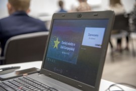 Laptop, na którym wyświetlana była prezentacja konkursowa