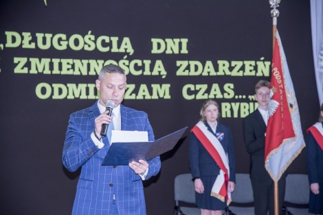 Dyrektor Arkadiusz Skrzyński witający gości