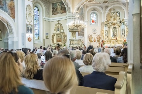Publiczność zgromadzona we wnętrzu Kościoła pw. Podwyższenia Krzyża Świętego w Rumi